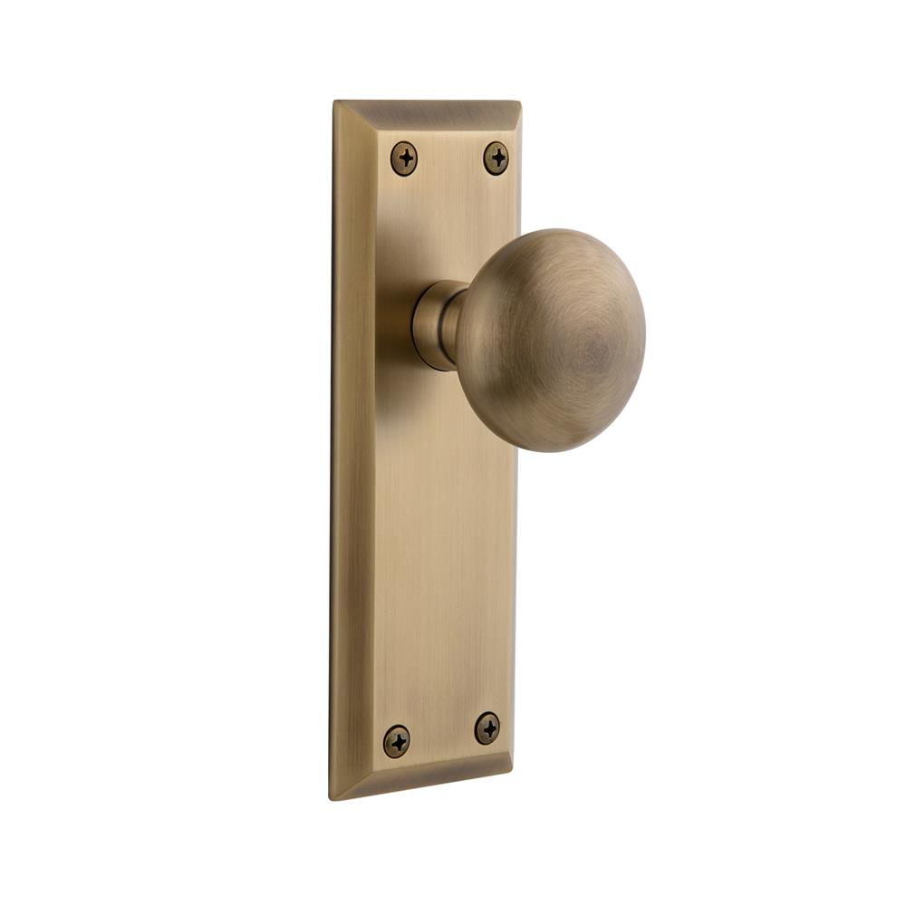 Grandeur by Nostalgic Warehouse FAVFAV Privacy Knob - Fifth Avenue Plate with Fifth Avenue Knob in Vintage Brass